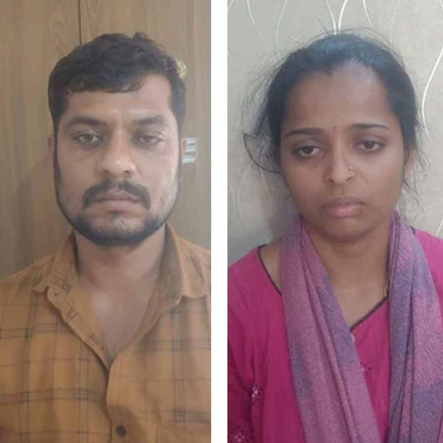 ধৃত মৃতের স্ত্রী এবং তাঁর দ্বিতীয় স্বামী।