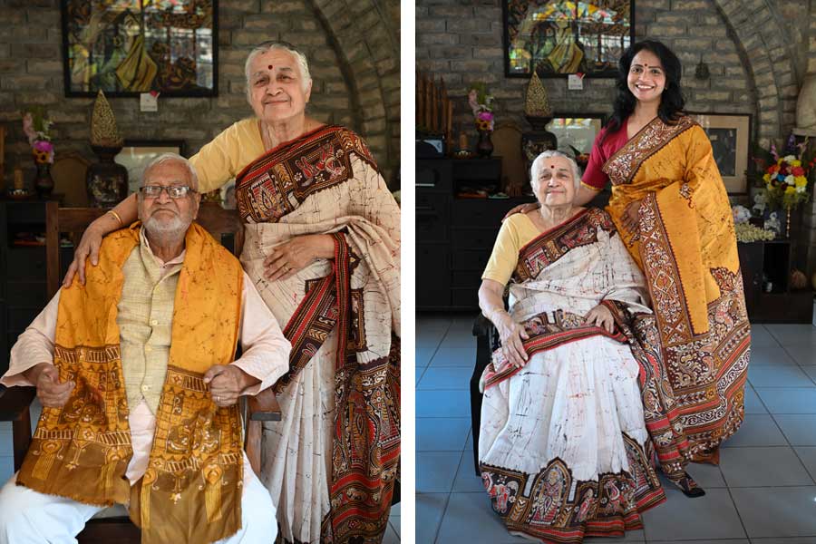 (বাঁ দিকে) সুপ্রিয় ঠাকুর ও শুভ্রা ঠাকুর, (ডান দিকে) শুভ্রা ঠাকুর ও রূপসা ঠাকুর। 