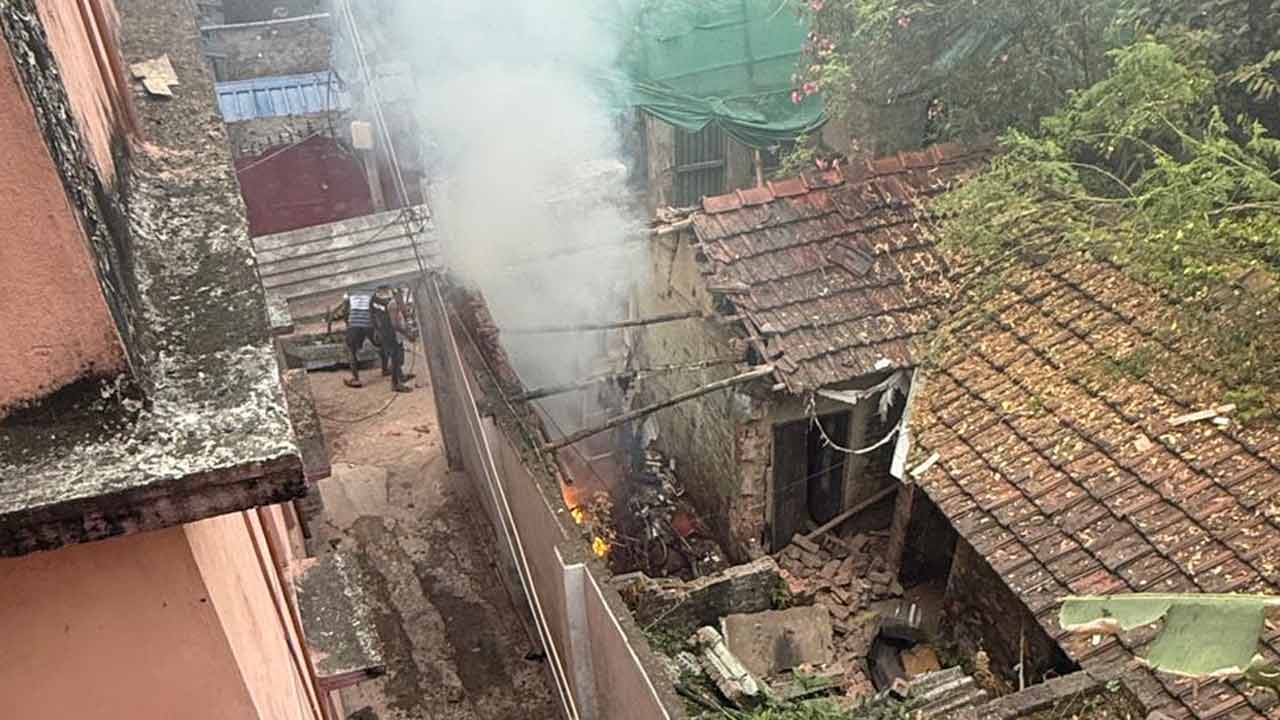 পাইকপাড়ায় বিস্ফোরণে উড়ে গিয়েছে ক্লাবঘরের চাল।