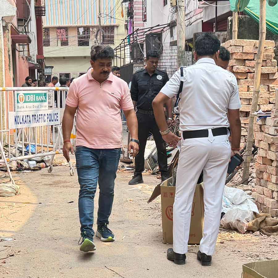 বিস্ফোরণের পর পাইকপাড়ায় ঘটনাস্থল পরিদর্শন পুলিশের। শনিবার।