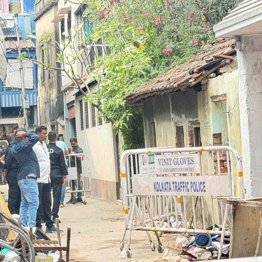 বিস্ফোরণস্থল খতিয়ে দেখা হচ্ছে।