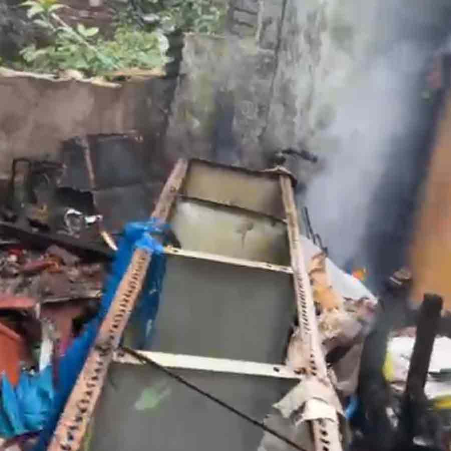 বিস্ফোরণে ক্লাবঘরের ভিতরের অংশ ক্ষতিগ্রস্ত।