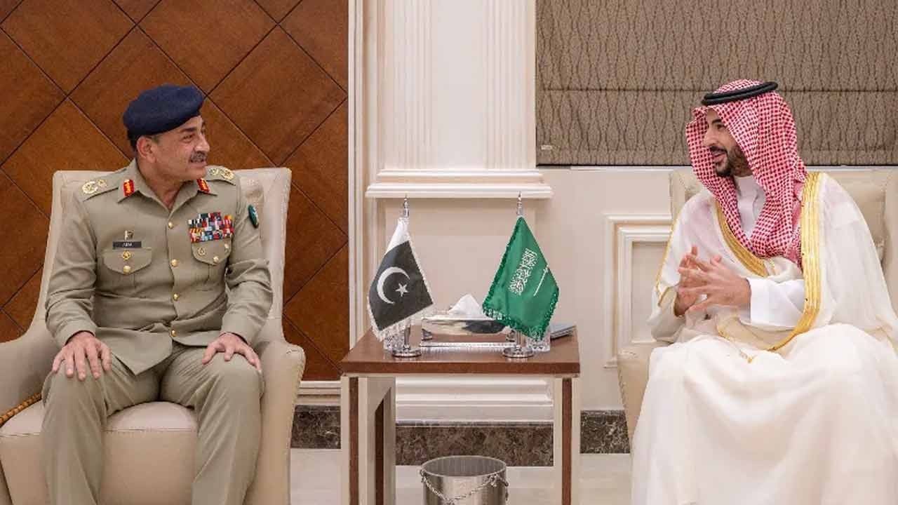 (বাঁ দিকে) পাকিস্তানের সেনাপ্রধান আসিম মুনিরের সঙ্গে সৌদি আরবের প্রতিরক্ষামন্ত্রী খালিদ বিন সলমন আল সৌদ (ডান দিকে)।