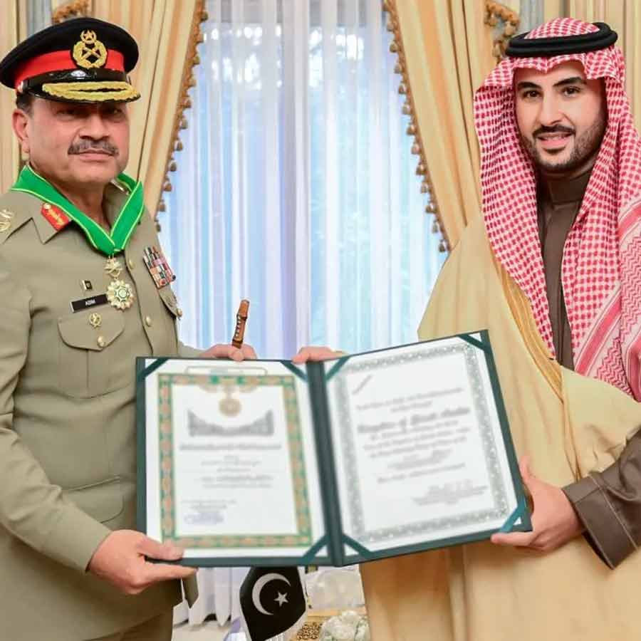 (বাঁ দিকে) পাকিস্তানের সেনাপ্রধান আসিম মুনিরের সঙ্গে সৌদি আরবের প্রতিরক্ষামন্ত্রী খালিদ বিন সলমন আল সৌদ (ডান দিকে)।