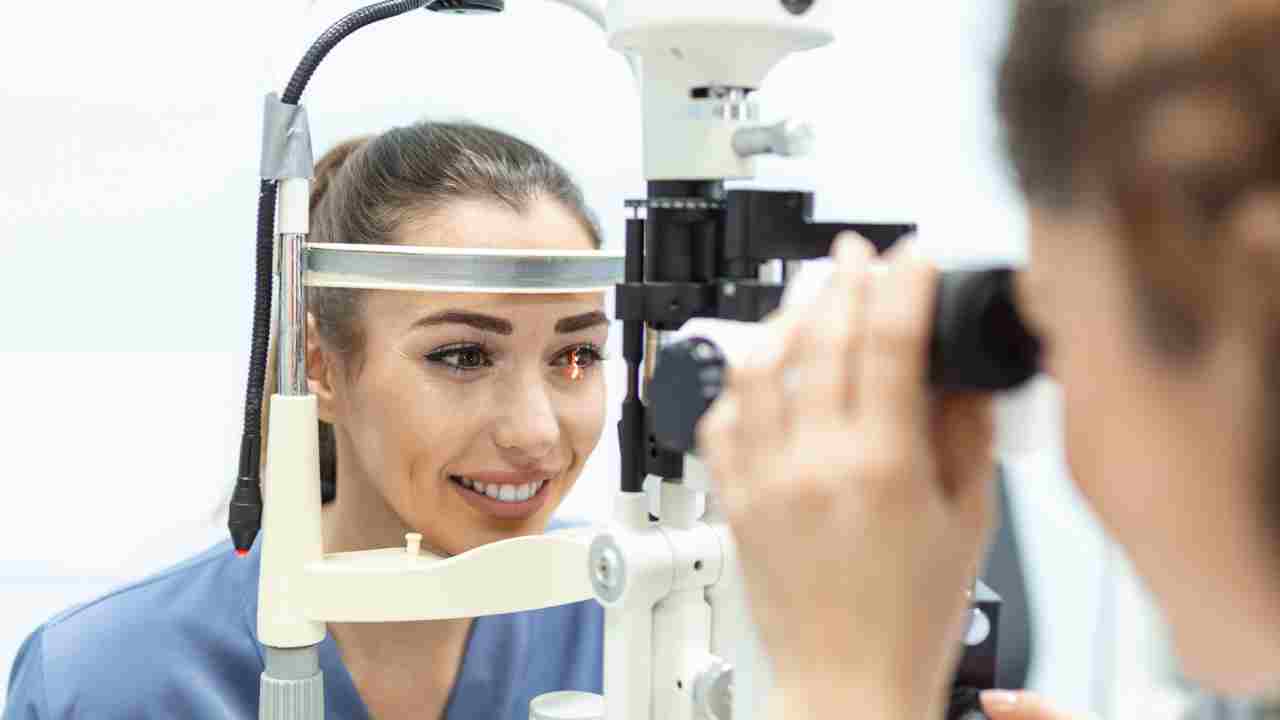 চোখের কী কী সমস্যা হতে পারে মেয়েদের?