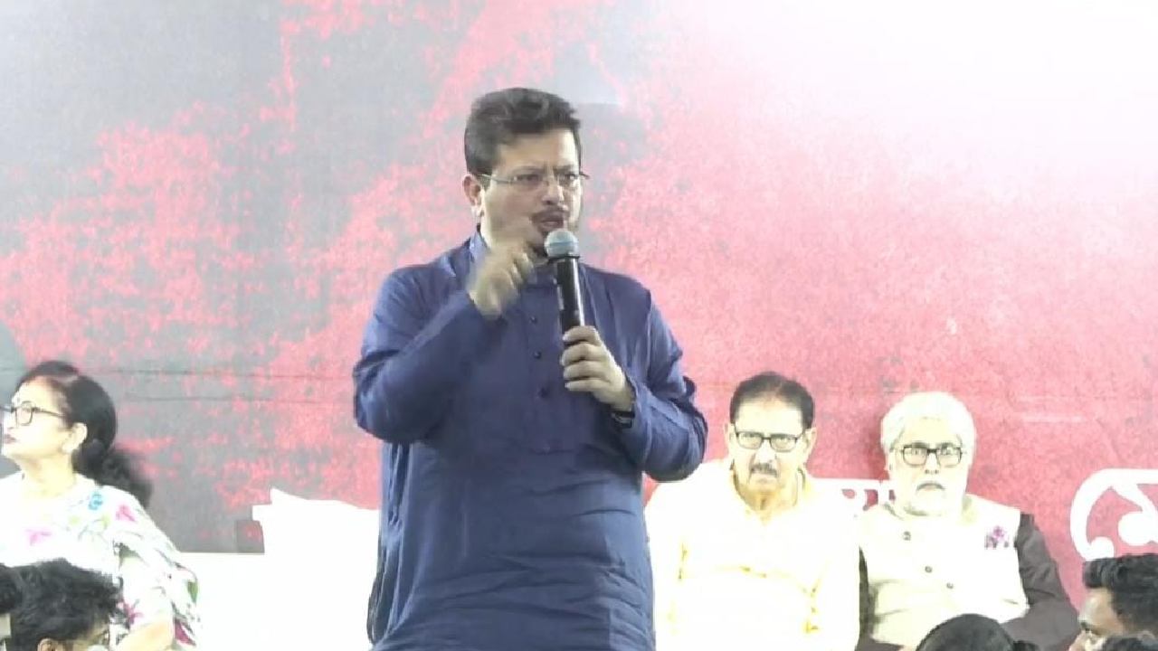 Chief Minister Mamata Banerjee is dharna in Dharmatala on Saturday to protest the procedural issues of the SIR