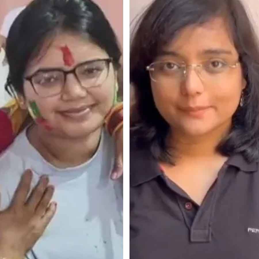 (বাঁ দিকে) পরিবারের সঙ্গে বিহারের আকাঙ্ক্ষা সিংহ। (ডান দিকে) উত্তরপ্রদেশের আকাঙ্ক্ষা সিংহ। ছবি: সংগৃহীত।