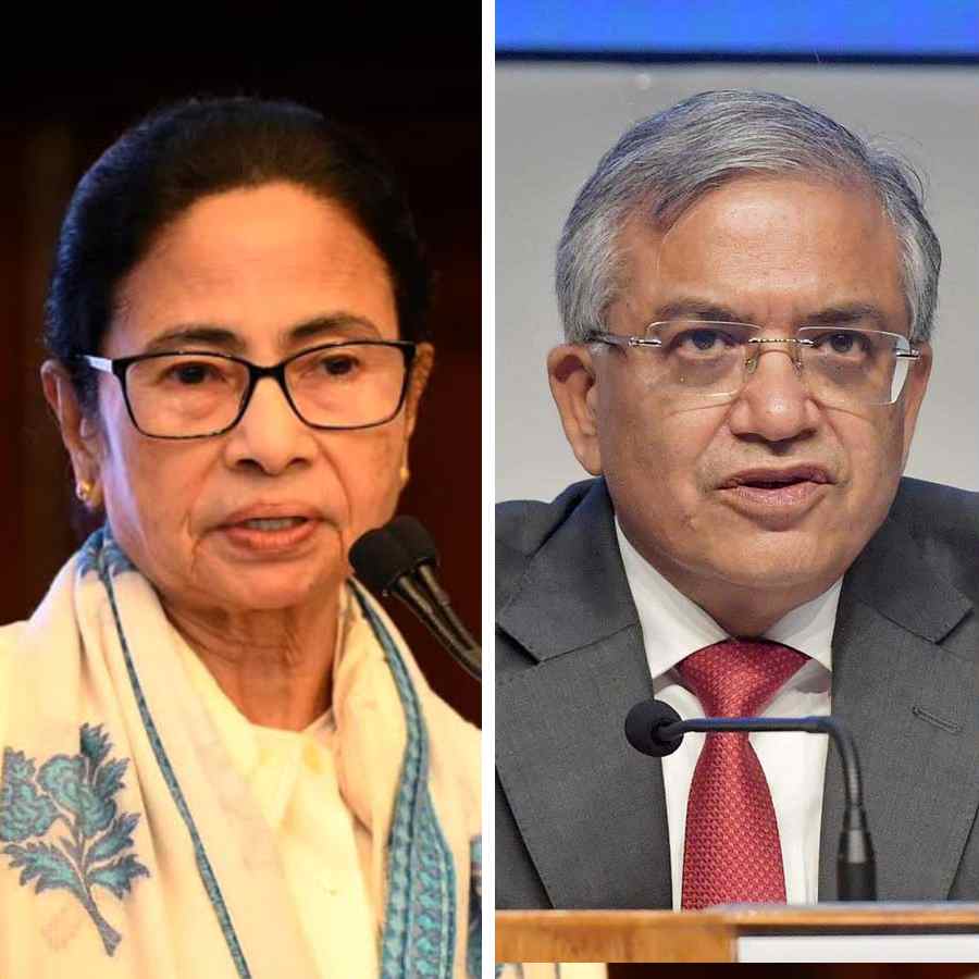 (বাঁ দিকে) পশ্চিমবঙ্গের মুখ্যমন্ত্রী মমতা বন্দ্যোপাধ্যায়। দেশের মুখ্য নির্বাচন কমিশনার জ্ঞানেশ কুমার (ডান দিকে)।