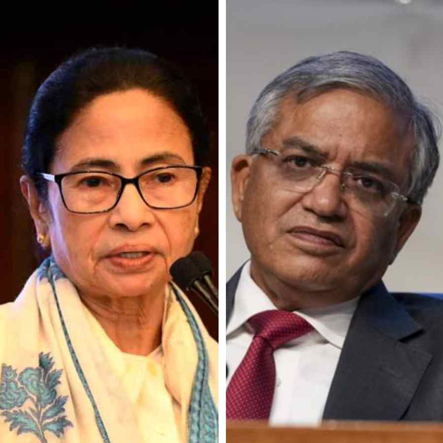 (বাঁ দিকে) পশ্চিমবঙ্গের মুখ্যমন্ত্রী মমতা বন্দ্যোপাধ্যায় এবং মুখ্য নির্বাচন কমিশনার জ্ঞানেশ কুমার (ডান দিকে)।