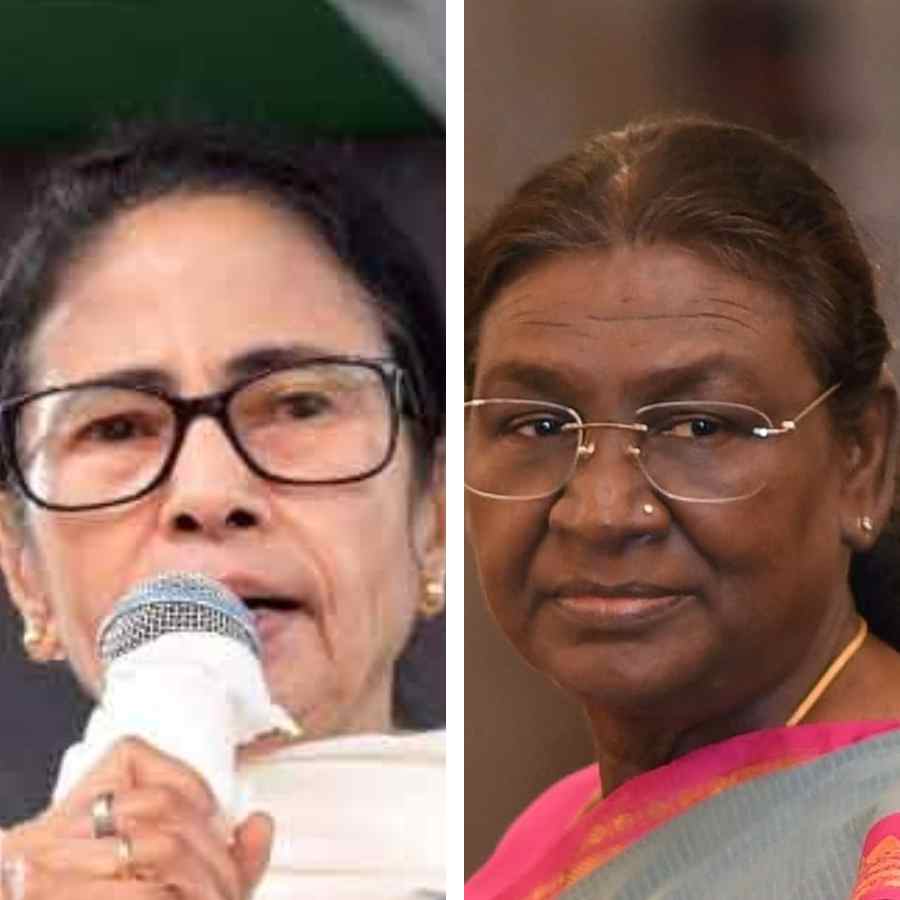 (বাঁ দিকে) মমতা বন্দ্যোপাধ্যায়। (ডান দিকে) দ্রৌপদী মুর্মু।