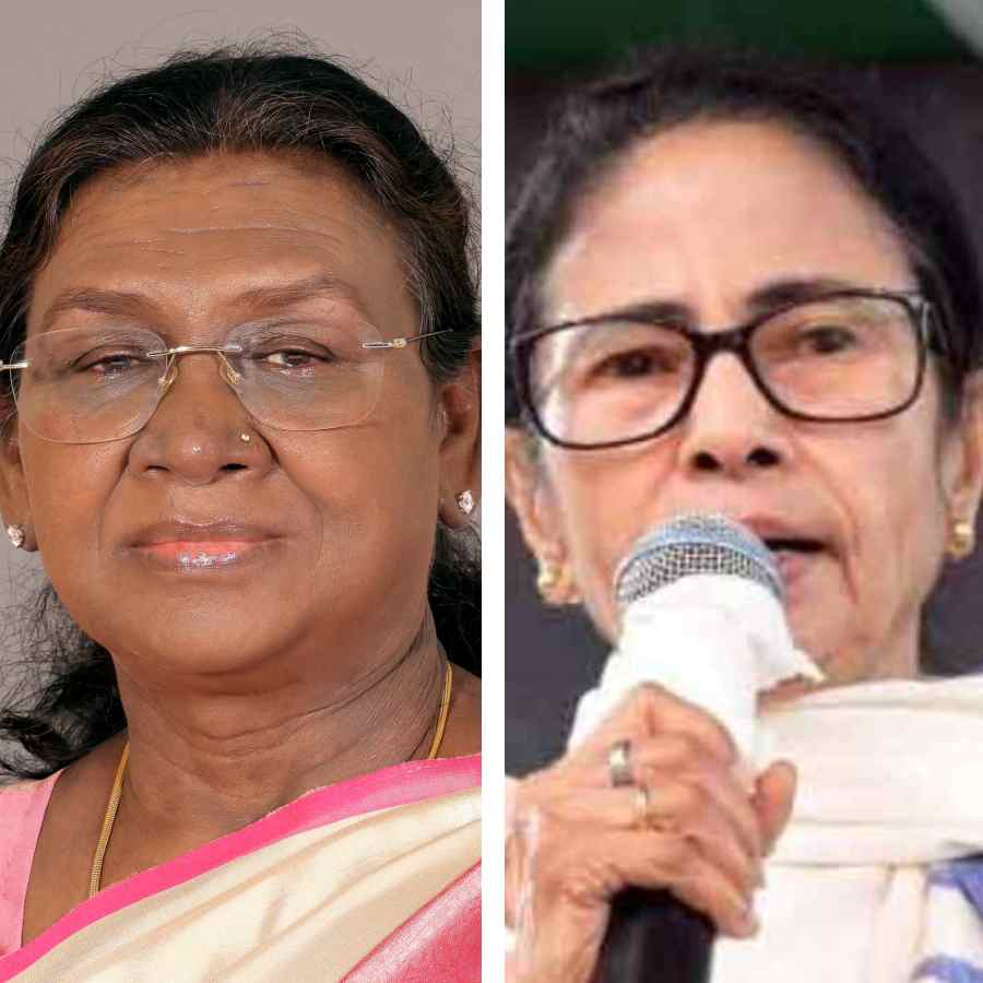 (বাঁ দিকে) মমতা বন্দ্যোপাধ্যায়। (ডান দিকে) দ্রৌপদী মুর্মু।