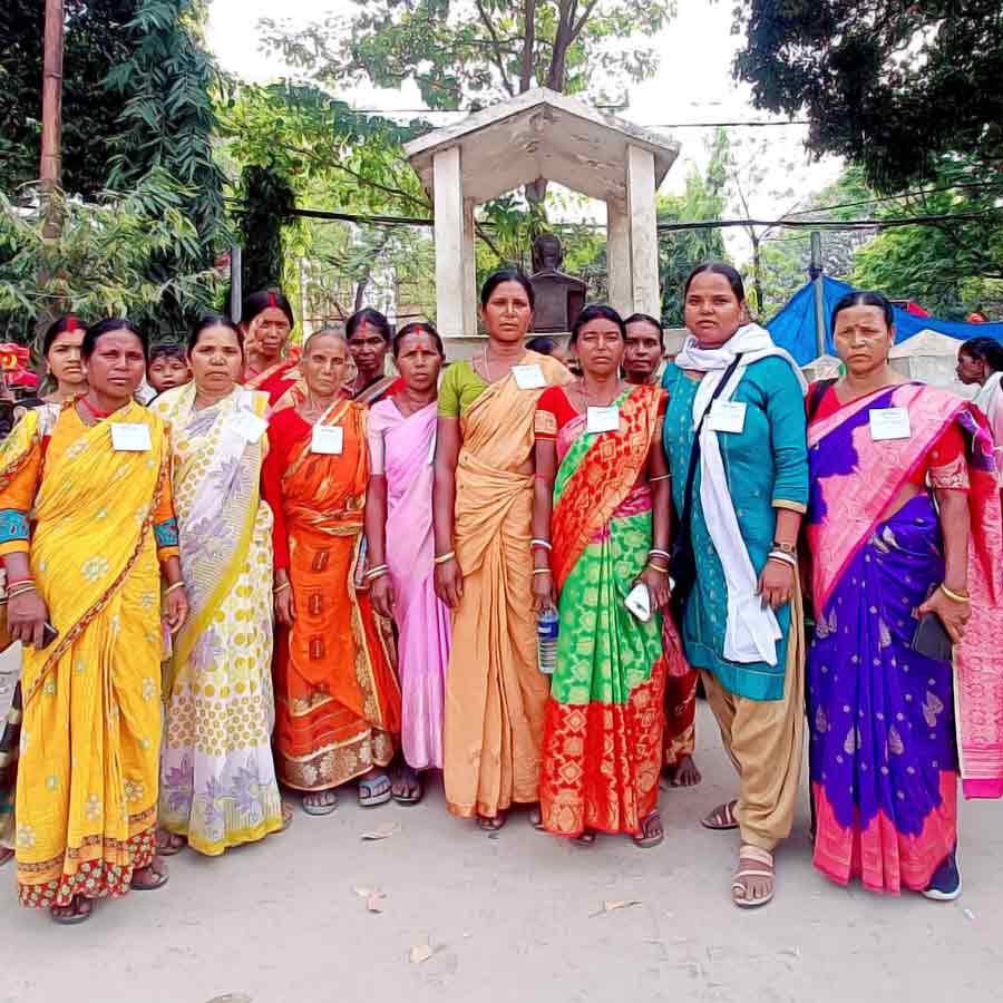 পুরুলিয়ার শ্রমজীবী মহিলাদের গানের দল।