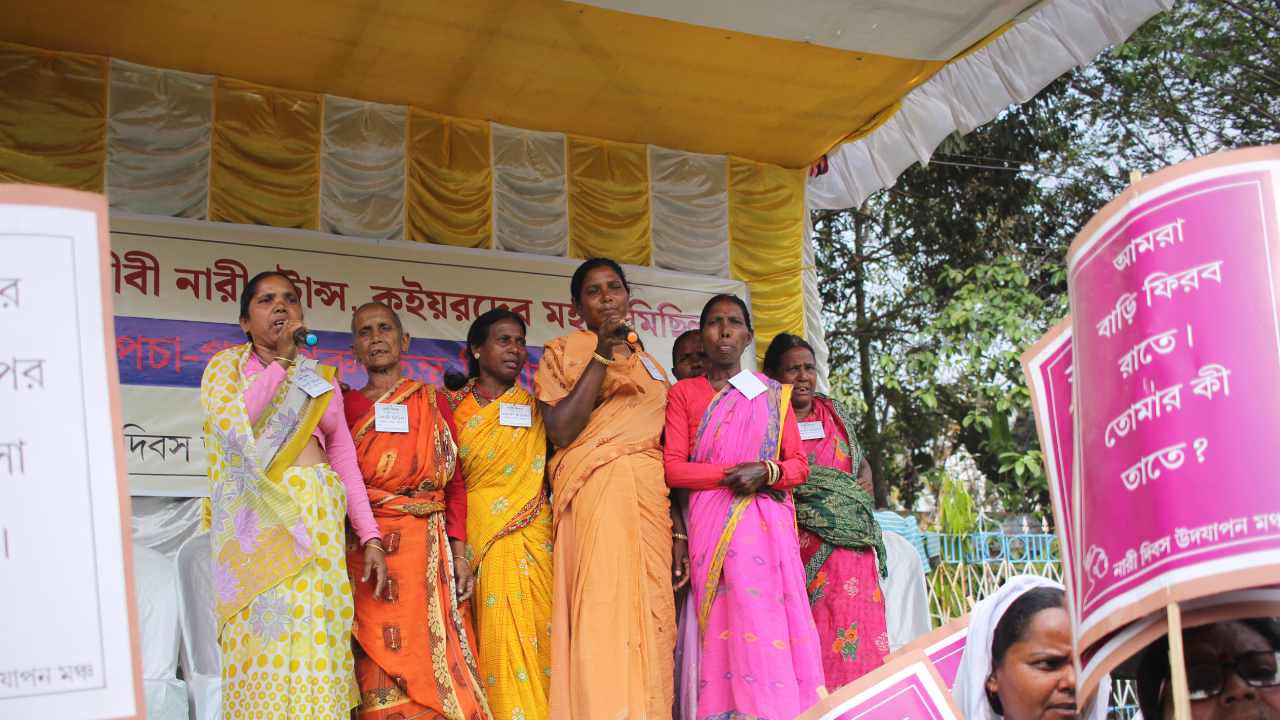 মঞ্চে শালপাতা কর্মীরা।