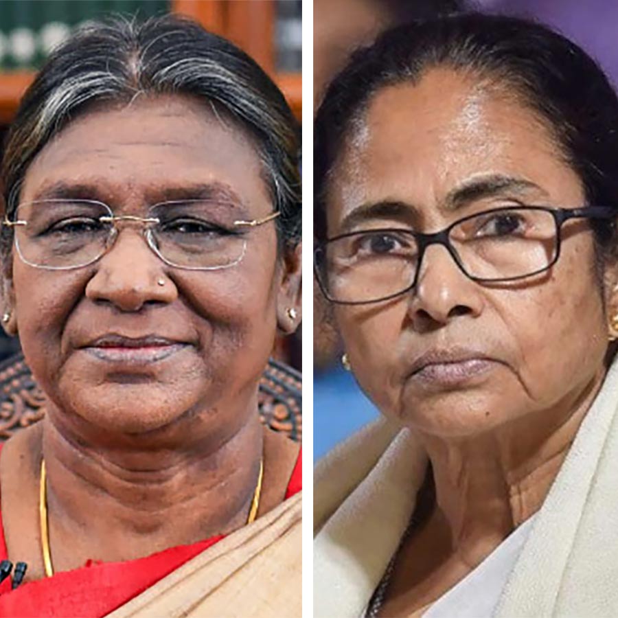 (বাঁ দিকে) রাষ্ট্রপতি দ্রৌপদী মুর্মু এবং পশ্চিমবঙ্গের মুখ্যমন্ত্রী মমতা বন্দ্যোপাধ্যায় (ডান দিকে)।
