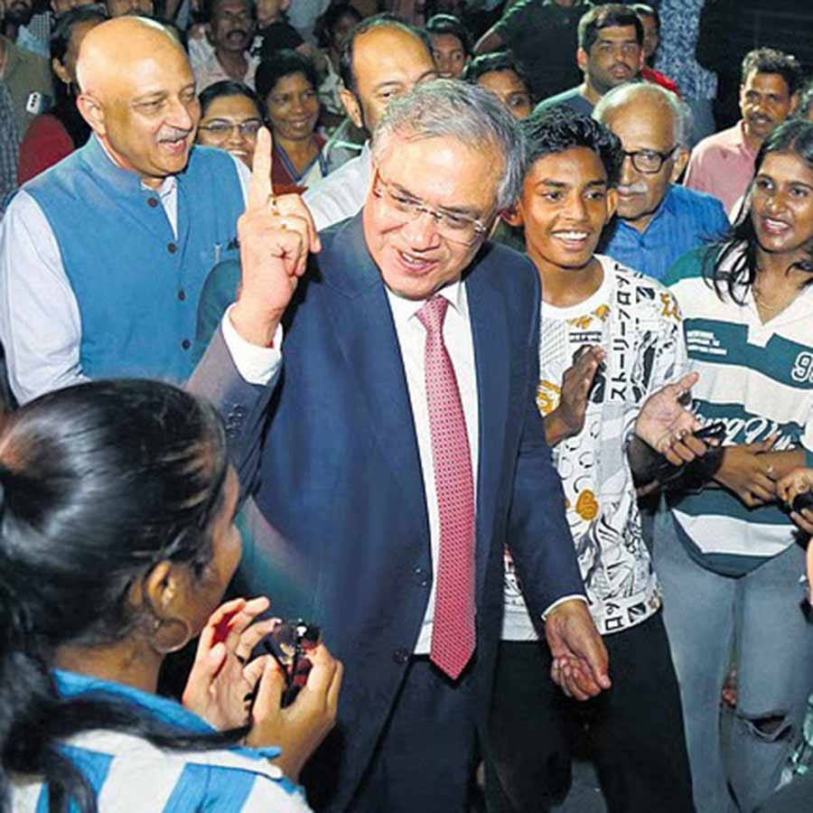 ভোটার সচেতনতা অনুষ্ঠানে ছোটদের সঙ্গে মুখ্য নির্বাচন কমিশনার জ্ঞানেশ কুমার। কেরলের কোচিতে।
