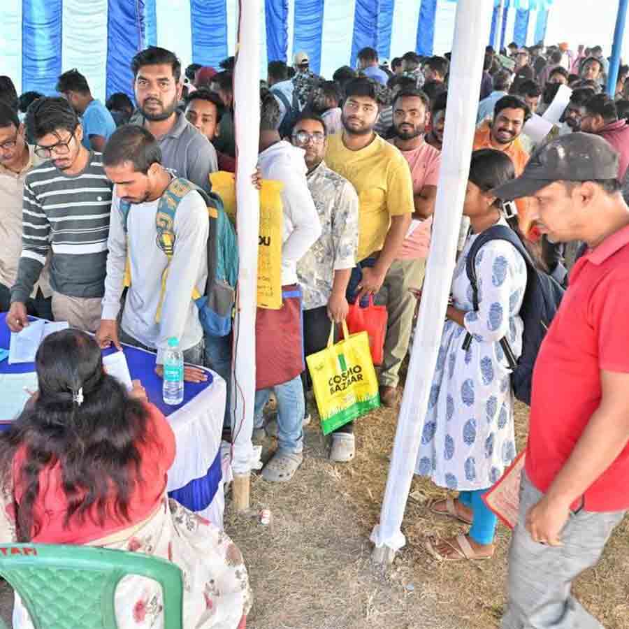 যুব সাথীর ফর্ম নেওয়ার ভিড়।
