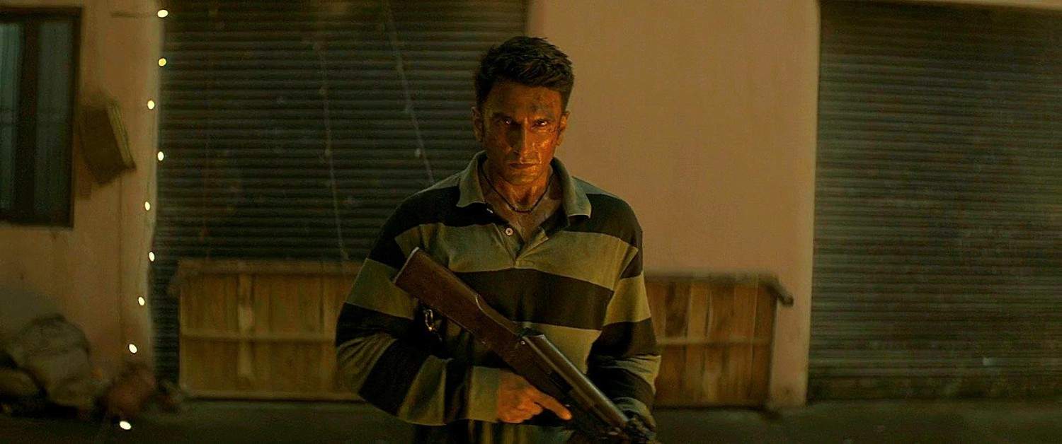 ‘ধুরন্ধর’ ছবিতে রহমানের মৃত্যু ঘটেছে। ‘ধুরন্ধর: দ্য রিভেঞ্জ’ ছবিটির চিত্রনাট্য মূলত আবর্তিত হতে চলেছে রণবীর সিংহ অভিনীত হমজ়াকে ঘিরে। জসকিরত সিংহ রঙ্গি থেকে কী ভাবে সে হমজ়া হয়ে উঠল, লিয়ারিতে একচ্ছত্র আধিপত্য বিস্তারের পথও বা সে কী ভাবে বিস্তার করবে— রণবীর অভিনীত চরিত্রের অতীত এবং বর্তমান মিলিয়ে এগোবে ‘ধুরন্ধর’-এর দ্বিতীয় পর্ব।