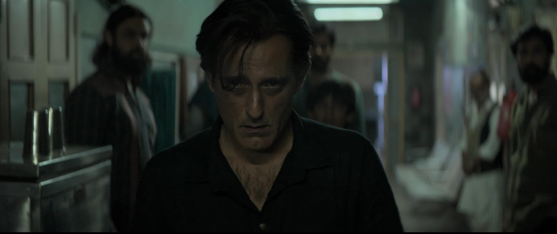 বলিপাড়া সূত্রে খবর, ‘ধুরন্ধর: দ্য রিভেঞ্জ’ ছবিতে অক্ষয় নতুন কোনও দৃশ্যে অভিনয় করছেন না। সে কারণে কোনও পারিশ্রমিকও আদায় করেননি তিনি। ‘ধুরন্ধর’ ছবি থেকে আড়াই কোটি টাকা আয় করেছিলেন অক্ষয়।