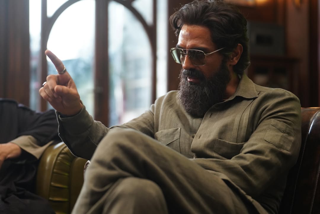 বলিউডের জনশ্রুতি, ‘ধুরন্ধর’-এ অভিনয় করে ১ কোটি টাকা উপার্জন করেছিলেন অর্জুন। ‘ধুরন্ধর: দ্য রিভেঞ্জ’ ছবিতে অভিনয় করে আগের তুলনায় বেশি পারিশ্রমিক পেয়েছেন তিনি। কানাঘুষো শোনা যায়, এই ছবি থেকে ২ থেকে ৩ কোটি টাকা আয় করেছেন অর্জুন।