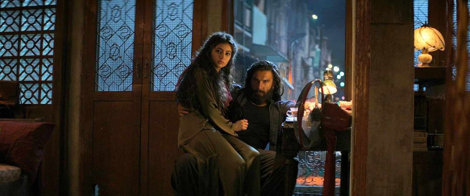 ‘ধুরন্ধর: দ্য রিভেঞ্জ’ ছবিতেও রণবীরের বিপরীতে অভিনয় করেছেন সারা অর্জুন। রণবীরের চেয়ে ২০ বছরের ছোট সারা প্রথম পর্বে অভিনয় করে ১ কোটি টাকা আয় করেছিলেন। বলিপাড়ার জনশ্রুতি, ‘ধুরন্ধর’-এর সিক্যুয়েলে অভিনয় করে দেড় থেকে দু’কোটি টাকা আয় করেছেন সারা।