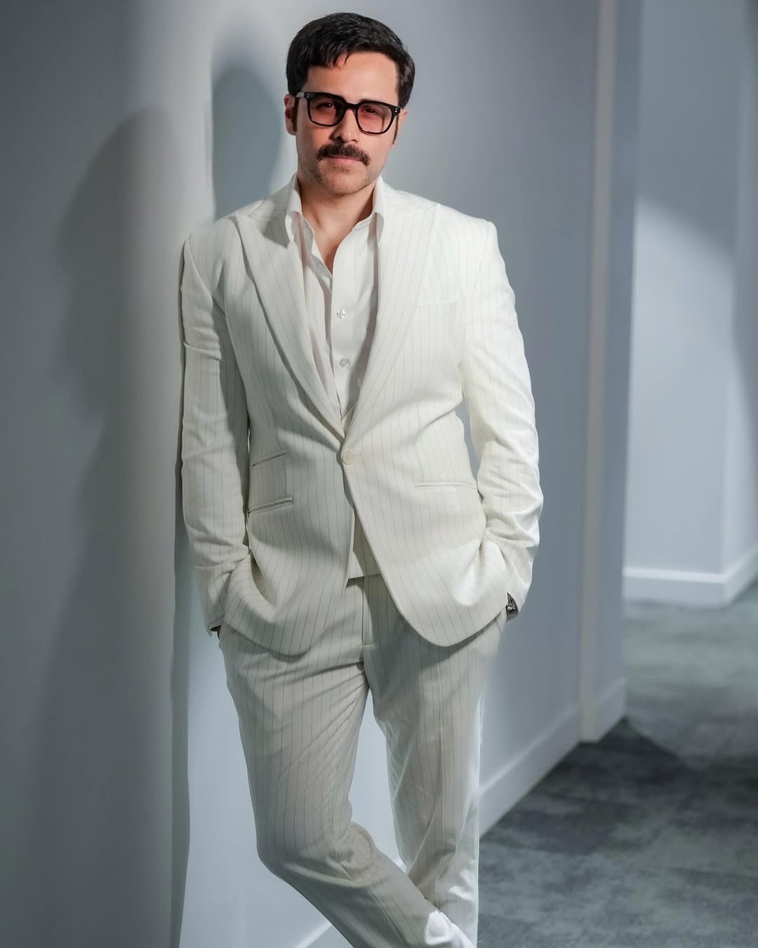 বলিপাড়ার অধিকাংশের দাবি, ‘ধুরন্ধর: দ্য রিভেঞ্জ’ ছবিতে বড় সাহেবের চরিত্রে অভিনয় করতে দেখা যেতে পারে ইমরান হাশমিকে। যদিও শনিবার মুক্তি পাওয়া ছবিটির প্রচার-ঝলকে ইমরানকে এক ঝলকও দেখা যায়নি।