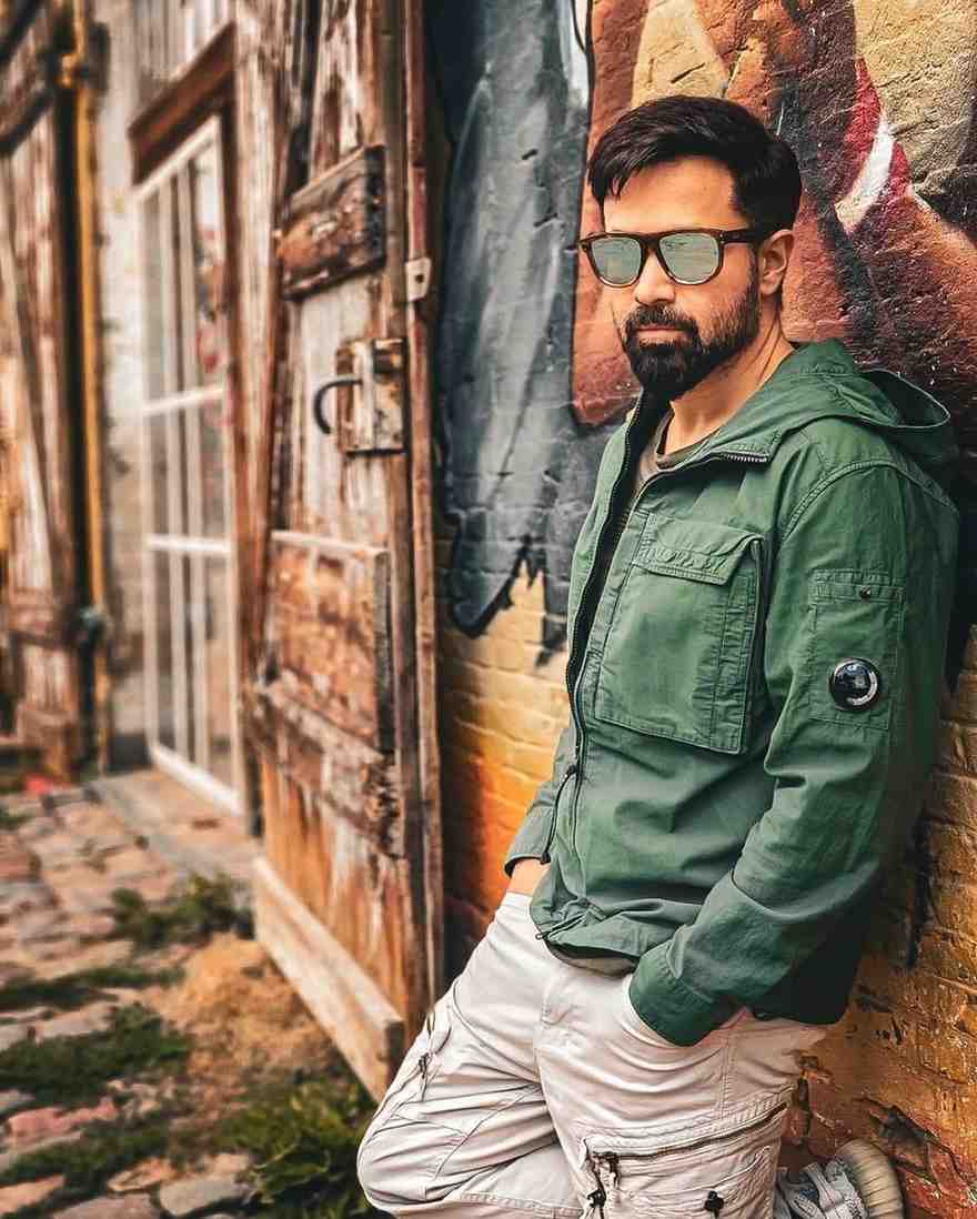 বলিউডের গুঞ্জন, বড় সাহেবের চরিত্রটিকে দর্শকের জন্য ‘সারপ্রাইজ়’ হিসাবেই রাখতে চেয়েছেন ছবিনির্মাতারা। অধিকাংশের দাবি, ইমরান ‘ধুরন্ধর: দ্য রিভেঞ্জ’ ছবির শুটিং করেছেন এবং খলনায়কের চরিত্রে অভিনয়ের বিনিময়ে ৫ থেকে ৭ কোটি পারিশ্রমিকও পেয়েছেন তিনি।