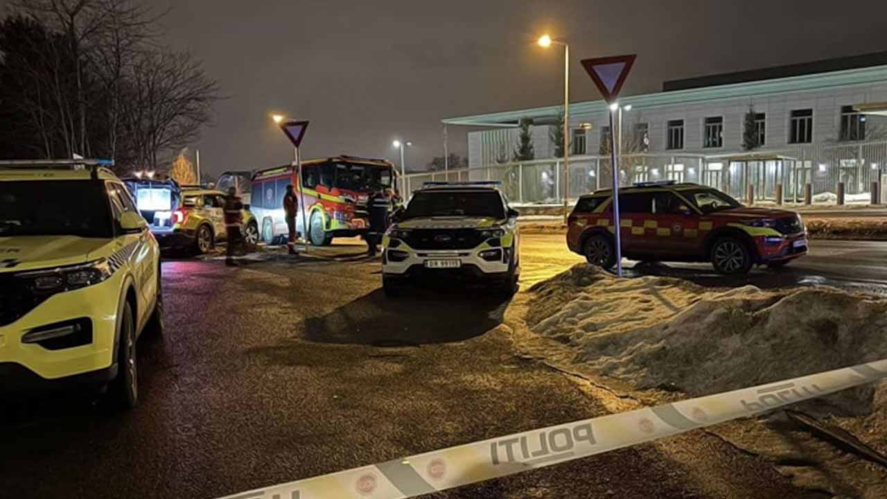 নরওয়ের মার্কিন দূতাবাসের বাইরে পুলিশি প্রহরা। শনিবার রাতে।