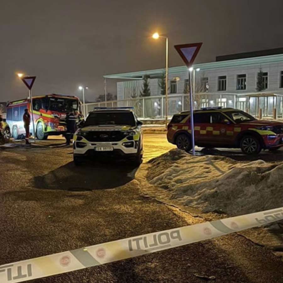 নরওয়ের মার্কিন দূতাবাসের বাইরে পুলিশি প্রহরা। শনিবার রাতে।