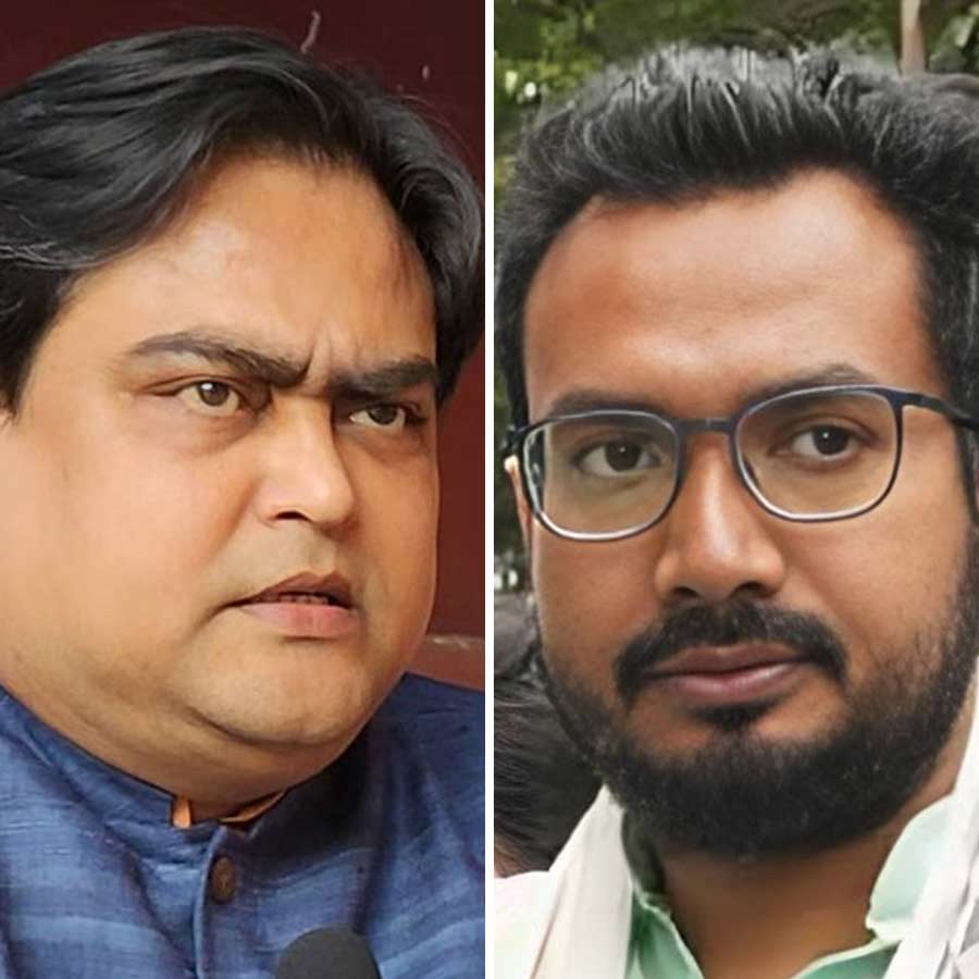 (বাঁ দিকে) শান্তনু ঠাকুর। মুকুটমণি অধিকারী (ডান দিকে)।