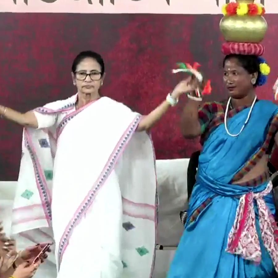 ধর্মতলার ধর্নামঞ্চে আদিবাসী নৃত্যের তালে নাচলেন মমতা বন্দ্যোপাধ্যায়।