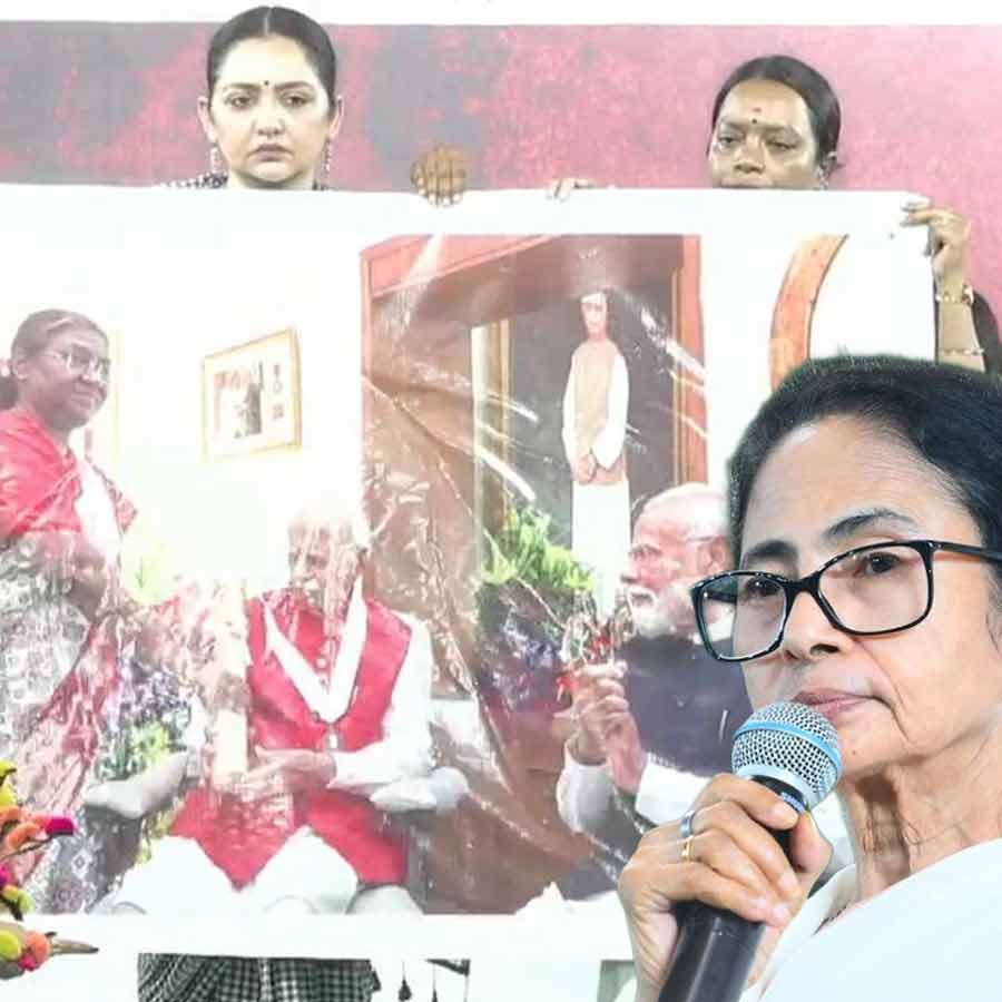 ধর্মতলার ধর্নামঞ্চে এই ছবি দেখিয়েই প্রধানমন্ত্রীকে নরেন্দ্র মোদীকে আক্রমণ করলেন মুখ্যমন্ত্রী মমতা বন্দ্যোপাধ্যায়।