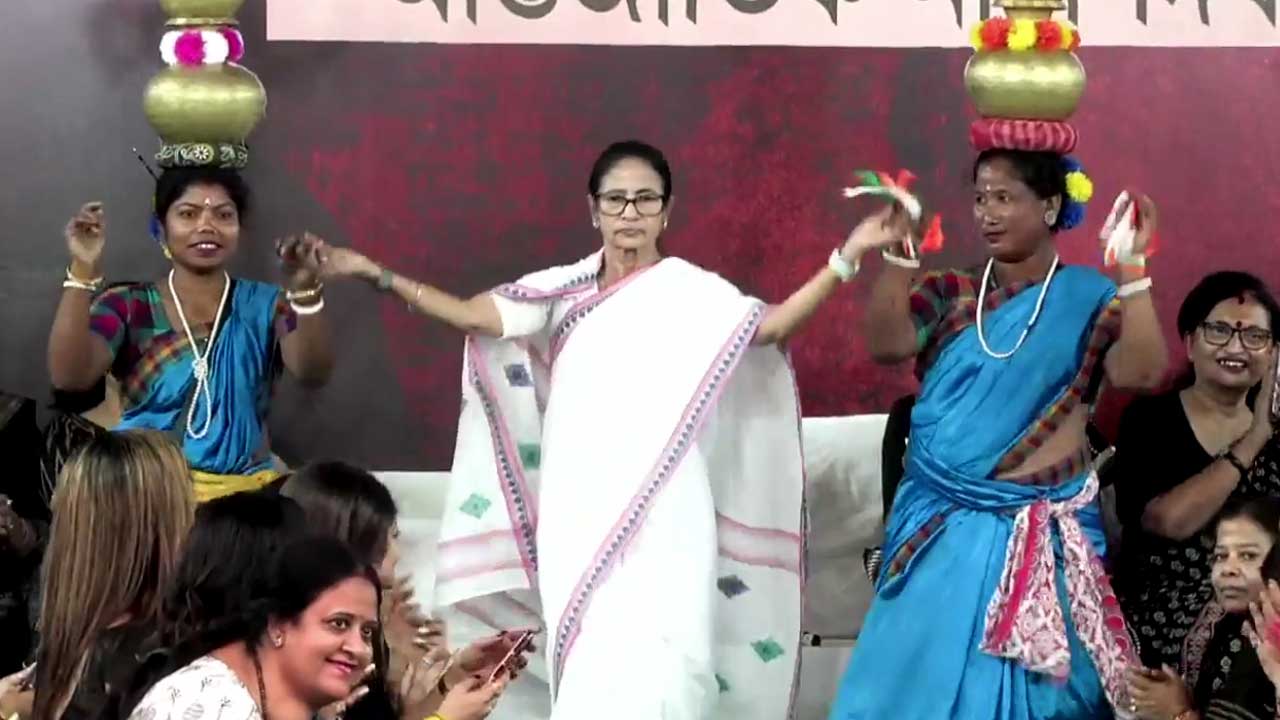 (বাঁ দিকে) দ্রৌপদী মুর্মু এবং মায়াবতী (ডান দিকে)।