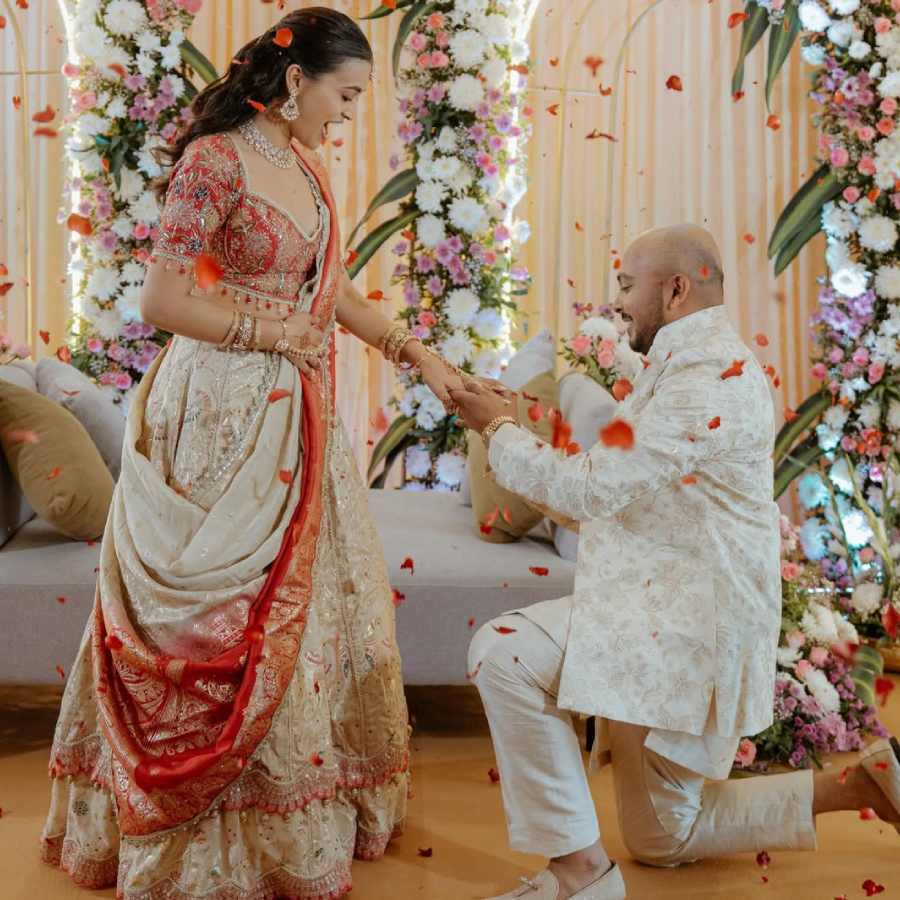 (বাঁ দিকে) আকৃতি আগরওয়াল এবং পৃথ্বী শ (ডান দিকে)। বাগ্‌দানের অনুষ্ঠানে।