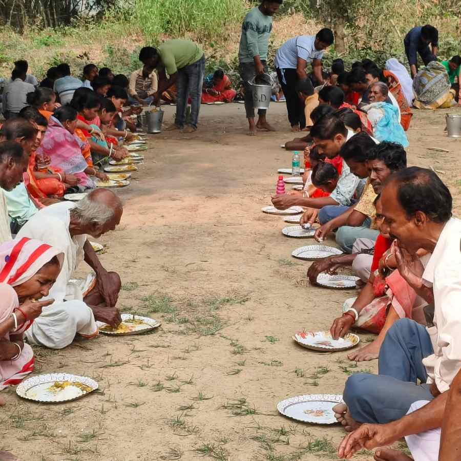 গাছেদের পুজো করে আশ্রমে সমবেত মানুষদের দেওয়া হয় অন্নছত্র।