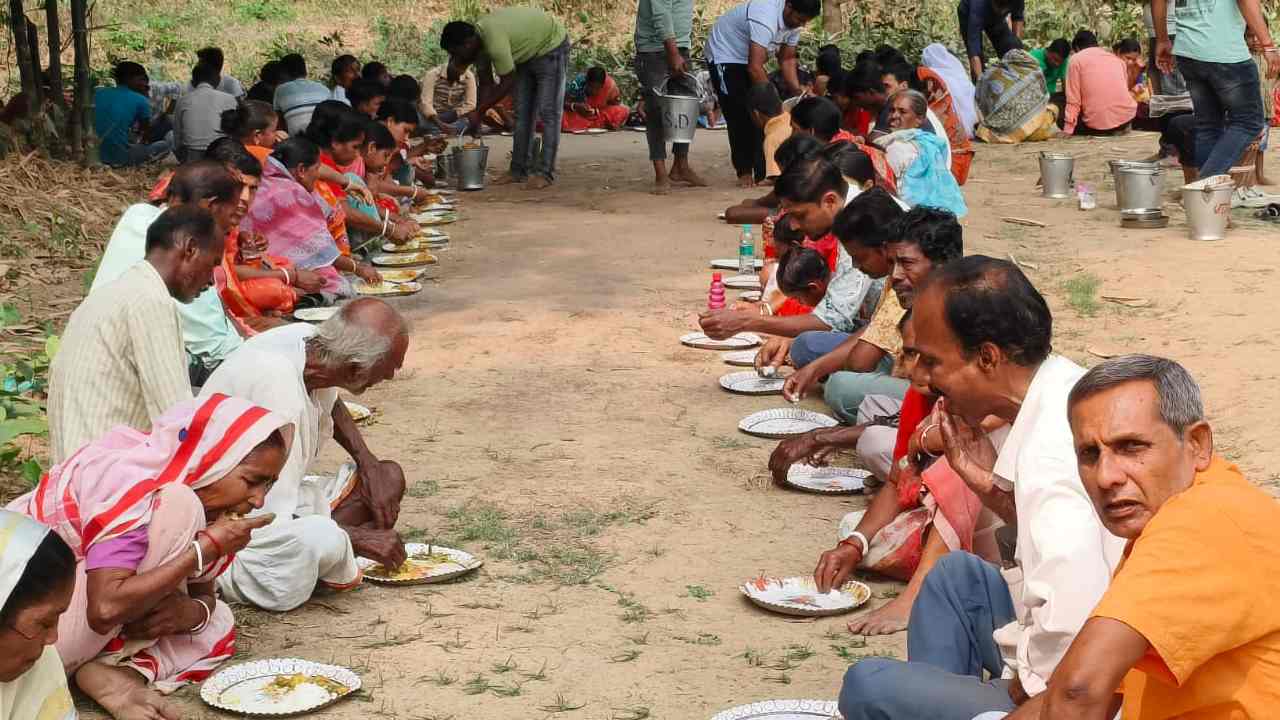 গাছেদের পুজো করে আশ্রমে সমবেত মানুষদের দেওয়া হয় অন্নছত্র।