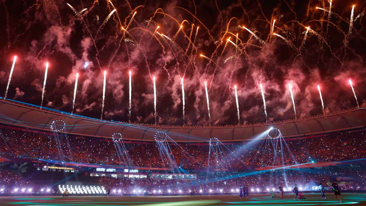 দু’ইনিংসের মাঝে স্টেডিয়ামে আতসবাজির খেলা।