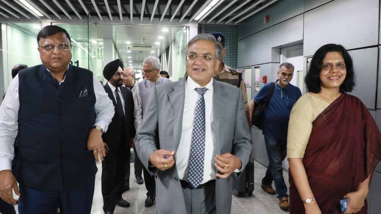 কলকাতায় এলেন দেশের মুখ্য নির্বাচনী আধিকারিক জ্ঞানেশ কুমার। বিমানবন্দরে তাঁকে অভ্যর্থনা জানালেন রাজ্যের মুখ্য নির্বাচনী আধিকারিক মনোজ আগরওয়াল এবং মুখ্যসচিব নন্দিনী চক্রবর্তী।