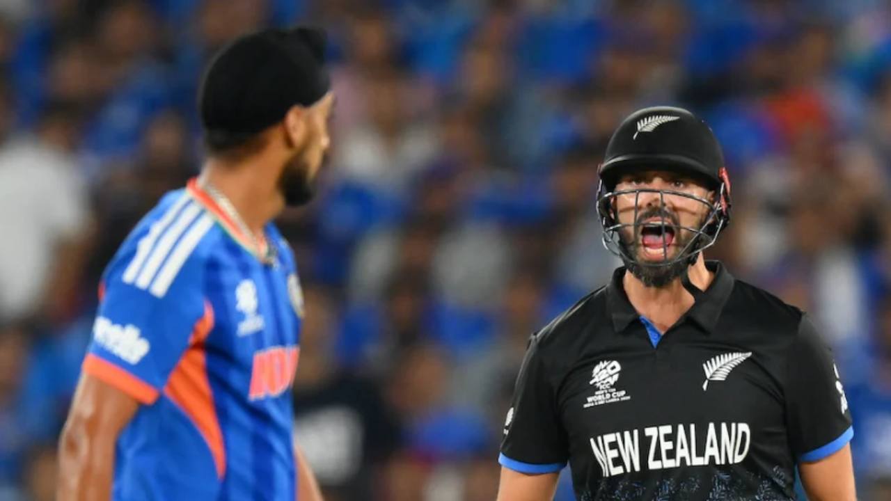 অর্শদীপ সিংহ বল ছুড়ে মারার পর ক্ষুব্ধ ড্যারেল মিচেল।