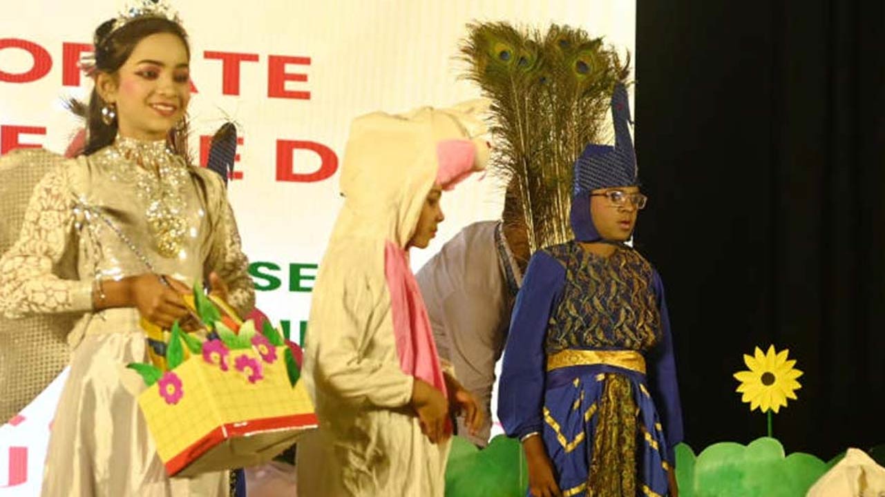 নাচে-গানে জমজমাট অনুষ্ঠান। মধুসূদন মঞ্চে।