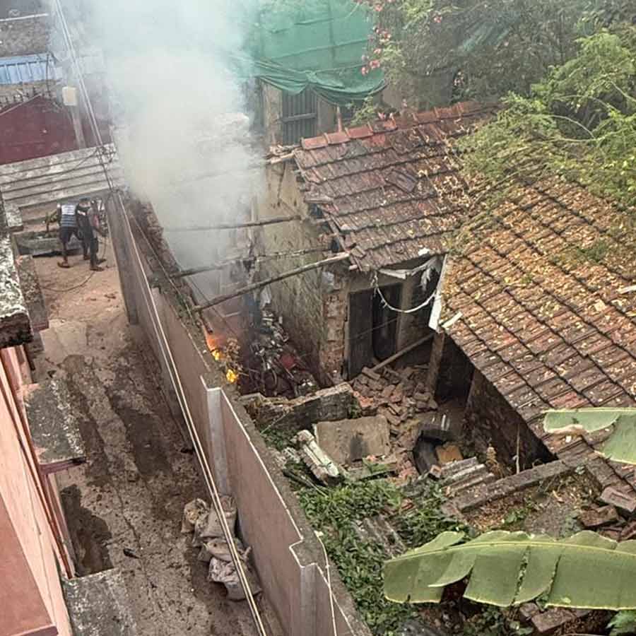 পাইকপাড়ায় বিস্ফোরণে উড়ে গিয়েছে ক্লাবঘরের চাল।