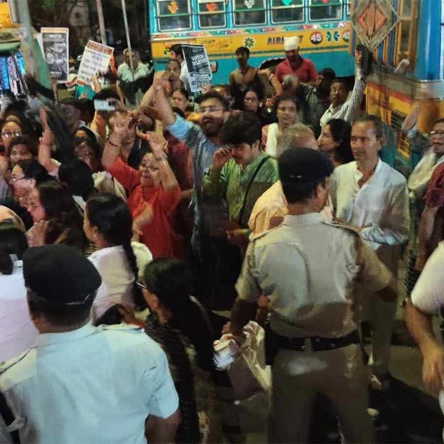 Black flag, protests on way of CEC after his arrival in city