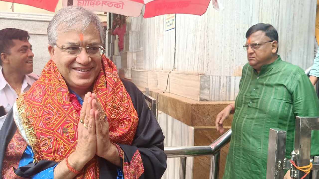 (বাঁ দিকে) কালীঘাট মন্দিরে মুখ্য নির্বাচন কমিশনার জ্ঞানেশ কুমার। রাজ্যের মুখ্য নির্বাচনী আধিকারিক (সিইও) মনোজকুমার আগরওয়াল (ডান দিকে)।