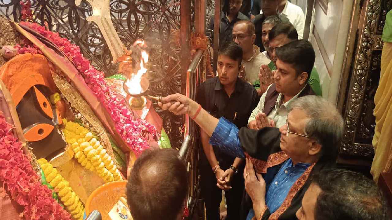 কালীঘাট মন্দিরে পুজো দিচ্ছেন মুখ্য নির্বাচন কমিশনার জ্ঞানেশ কুমার। সোমবার।