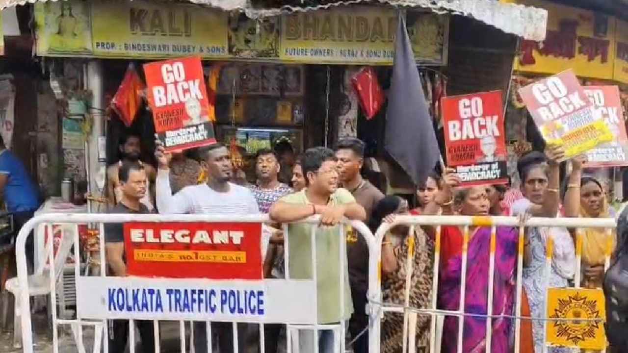 কালীঘাটে জ্ঞানেশ কুমারের সামনে কালো পতাকা এবং প্ল্যাকার্ড হাতে বিক্ষোভ। সোমবার সকালে।