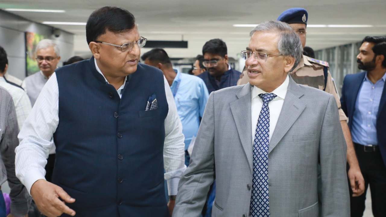 রাজ্যের মুখ্য নির্বাচনী আধিকারিক মনোজ আগরওয়াল এবং নির্বাচন কমিশনার জ্ঞানেশ কুমার।