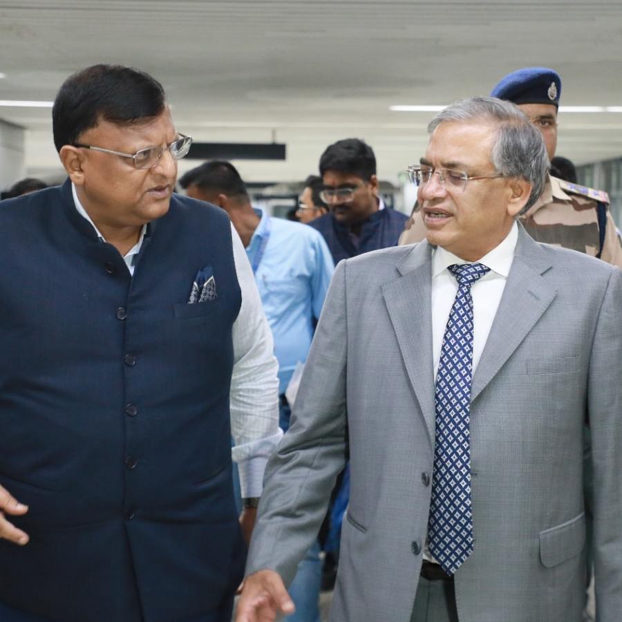 (বাঁ দিকে) রাজ্যের মুখ্য নির্বাচনী আধিকারিক মনোজকুমার আগরওয়ালের সঙ্গে মুখ্য নির্বাচন কমিশনার জ্ঞানেশ কুমার (ডান দিকে)। রবিবার রাতে কলকাতায়।