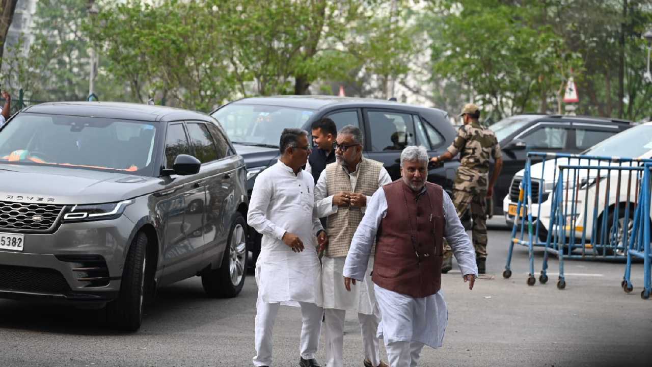 নির্বাচন কমিশনের সঙ্গে বৈঠকের আগে বিজেপির প্রতিনিধিদল।