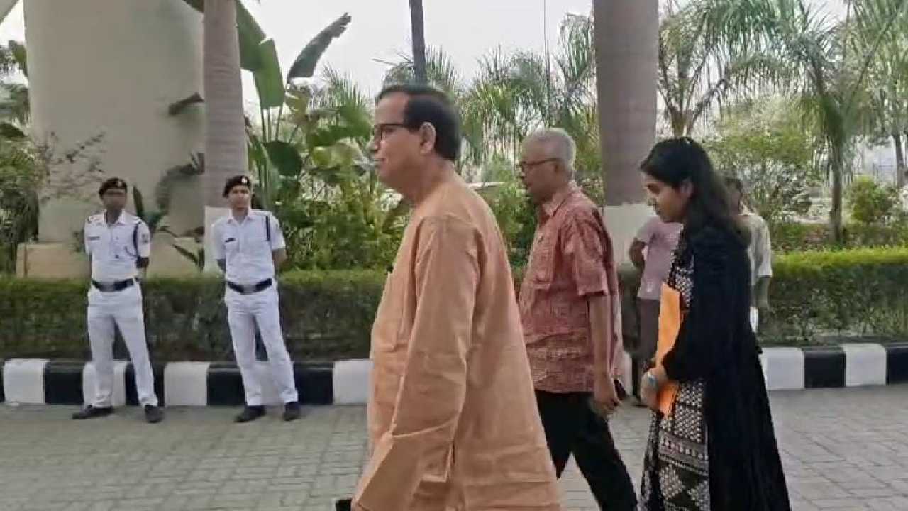 সোমবার নির্বাচন কমিশনের বৈঠকস্থলে সিপিএমের প্রতিনিধিরা।