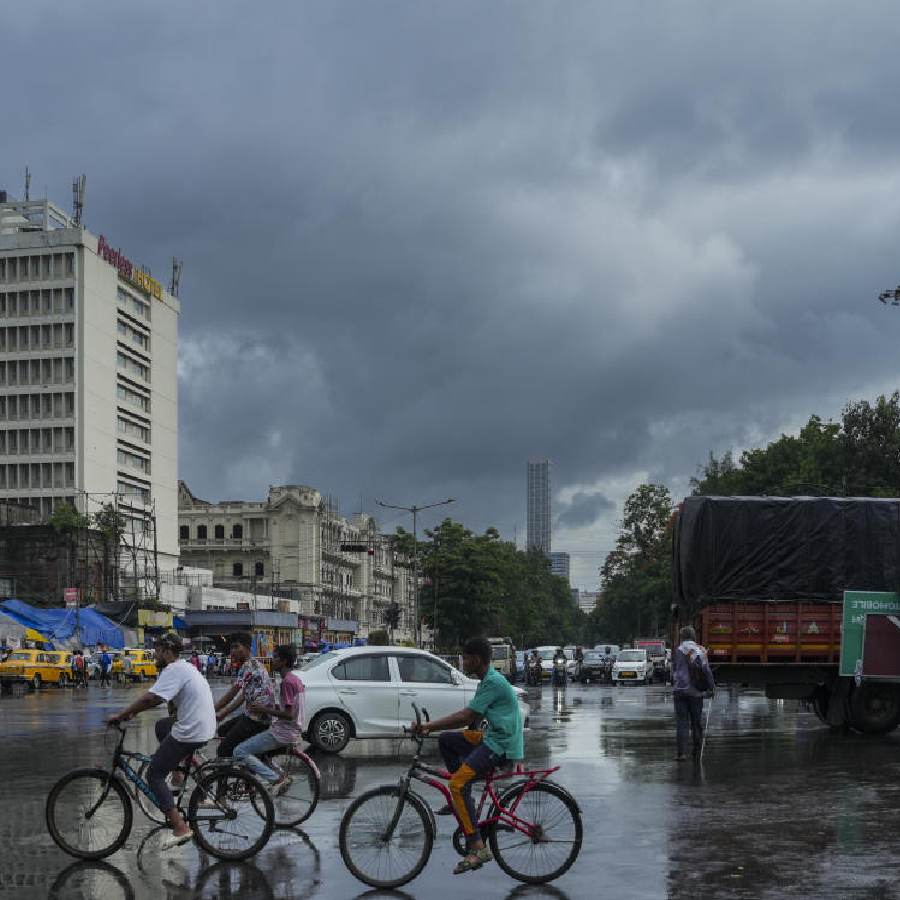 কলকাতায় বিক্ষিপ্ত ভাবে বৃষ্টির সম্ভাবনা রয়েছে আরও কিছু দিন।