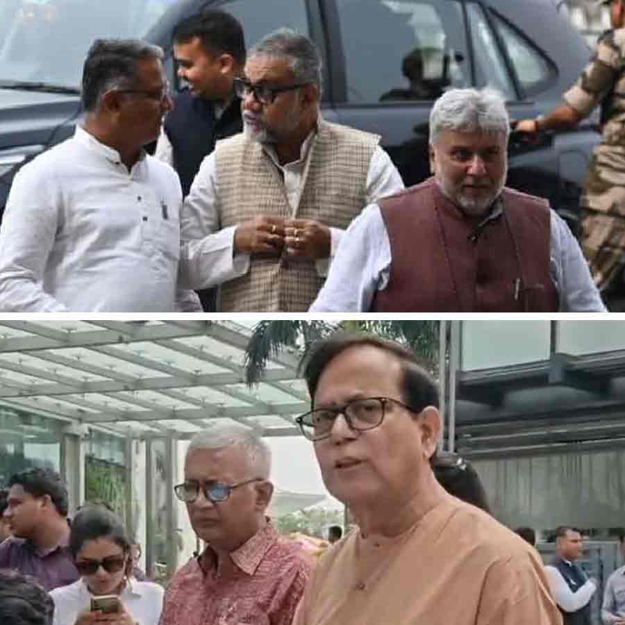 (বাঁ দিকে) রাজারহাটের বৈঠকস্থলে বিজেপির প্রতিনিধিরা। বৈঠক থেকে বেরিয়ে সিপিএমের প্রতিনিধিদল (ডান দিকে)। সোমবার।